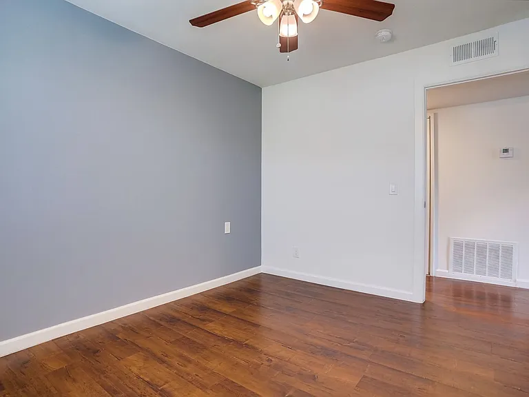 821 N. Austin Ave — Photo 34