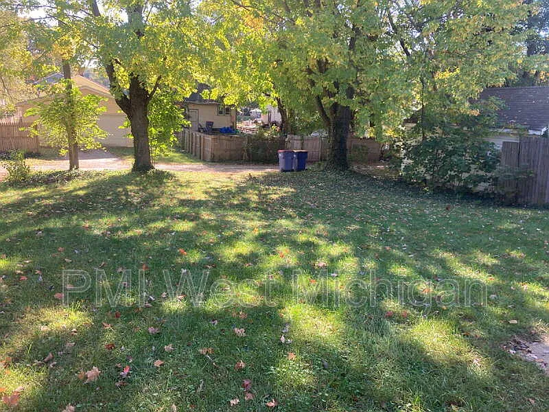 4 bed, 2.0 bath, 2015 sqft, $2,150 — Photo 2