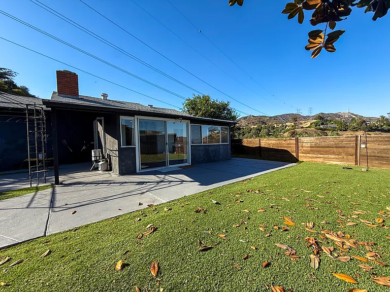 6744 Mulholland Dr — Photo 6