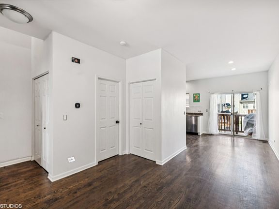 4th image of 2630 W Belmont Ave
