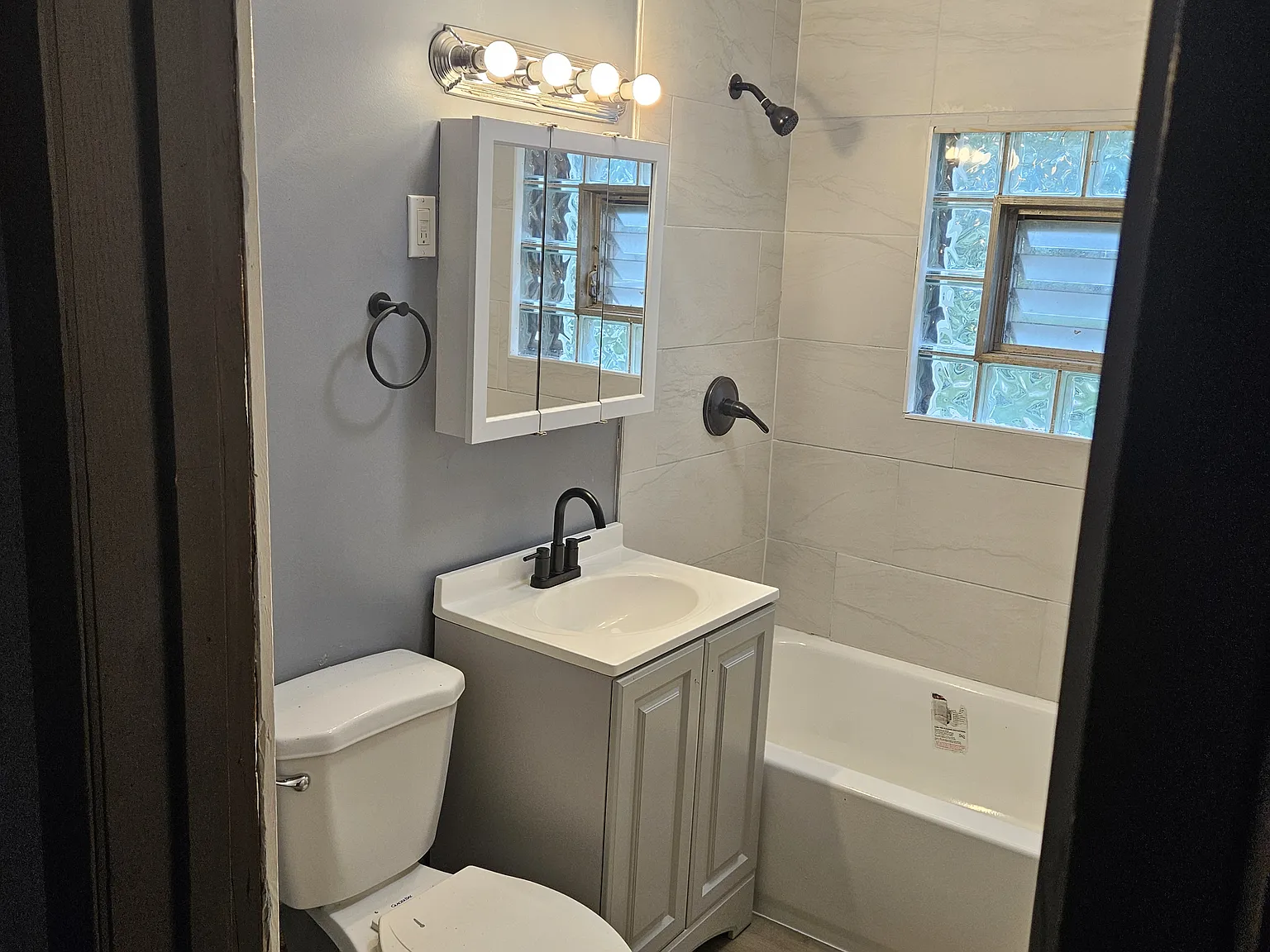 3 bed, 1000 sqft, $1,600 — Photo 2