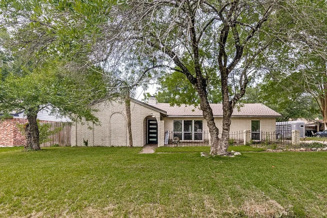 3 bed, 2.5 bath, 2220 sqft, $2,100 — Photo 1