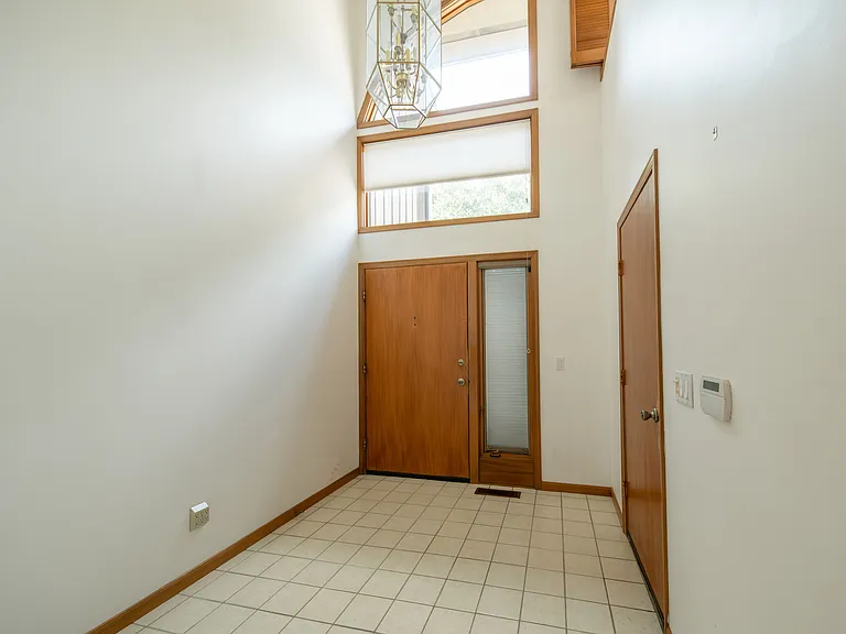 5751 Som Center Rd — Photo 4