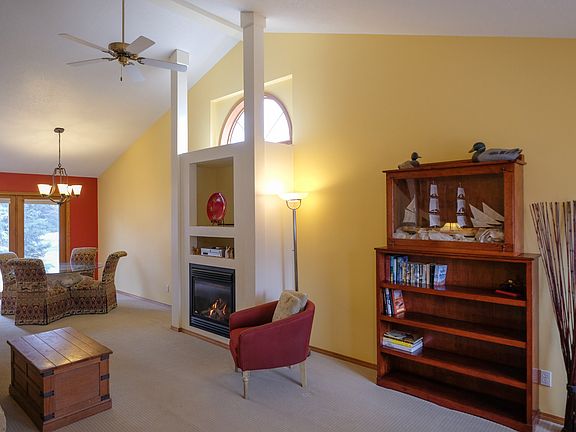 Living Room/Gas Fireplace