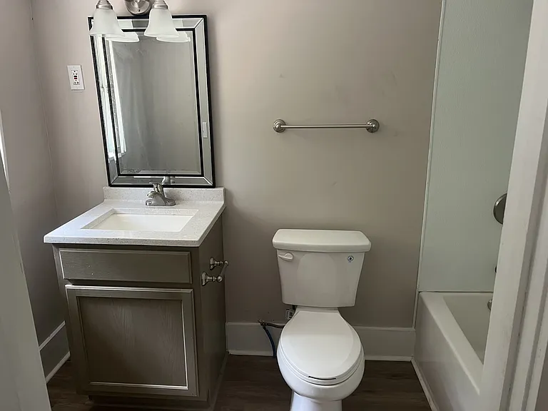 1409 Main St #B — Photo 2