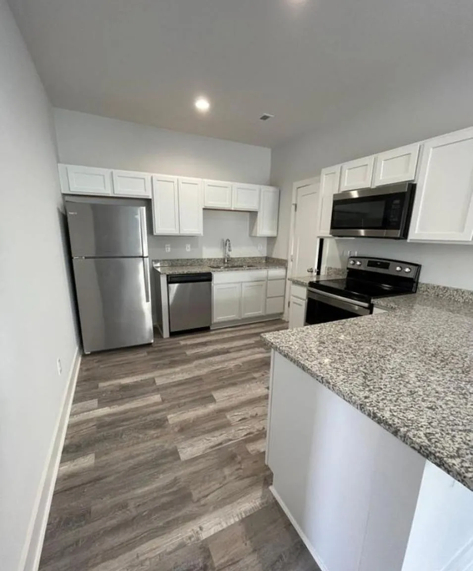 3 bed, 1200 sqft, $1,550 — Photo 4