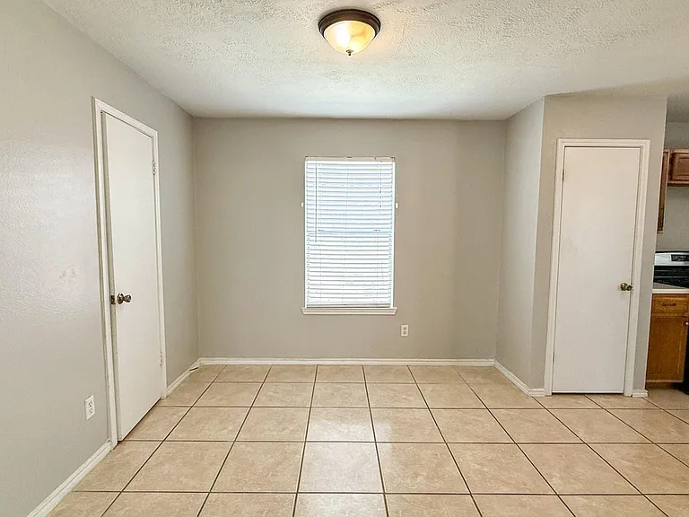 503 Willow West Dr — Photo 5