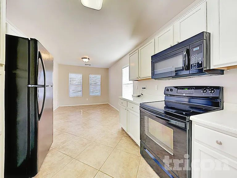 16189 W Mauna Loa Ln — Photo 4