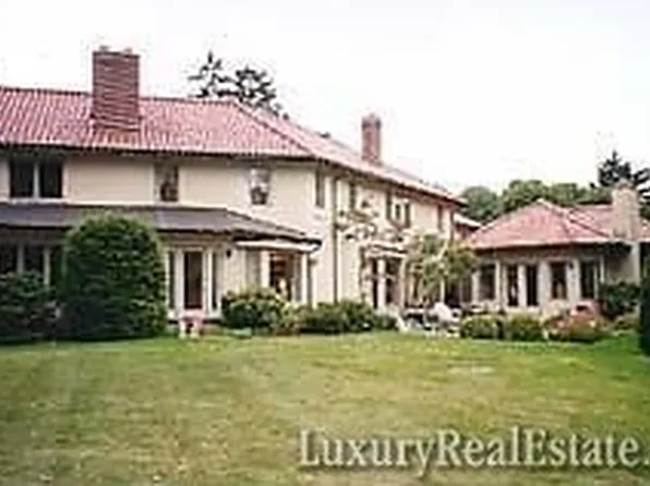 15 Woodbury Pl, Rochester, NY 14618