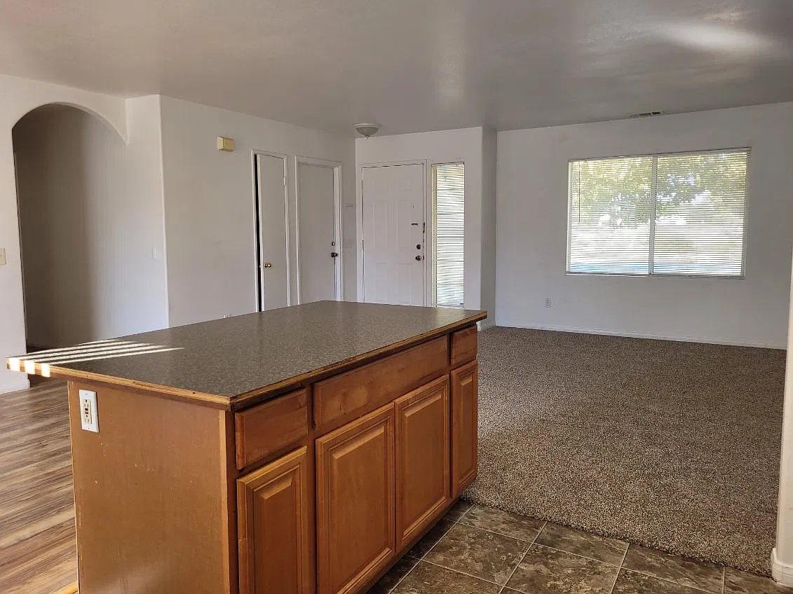 3 bed, 1300 sqft, $2,650 — Photo 4