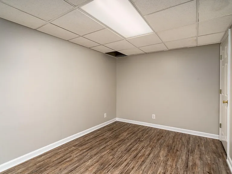 325 Dobbs Rd — Photo 23