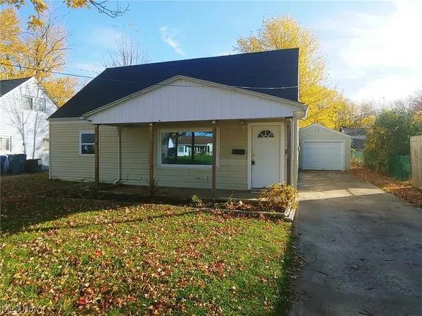711 Blossom Dr, Lorain, OH 44052