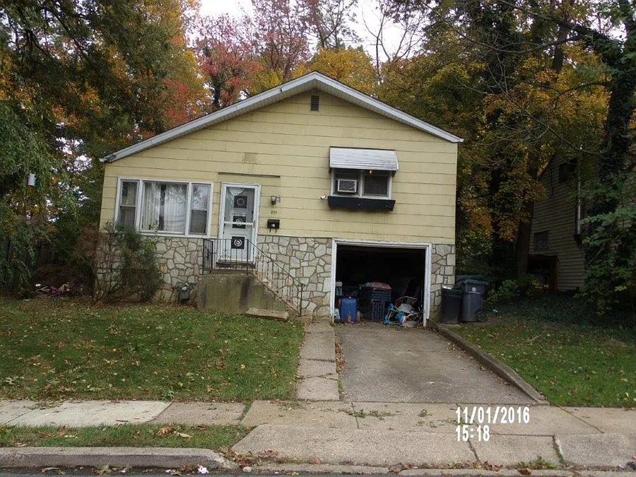 855 Maple Ave photo 1