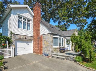 25 Pinewood Ln, New Hyde Park, NY 11040