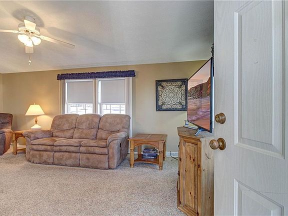 4th image of 921 NE White Oaks Ln