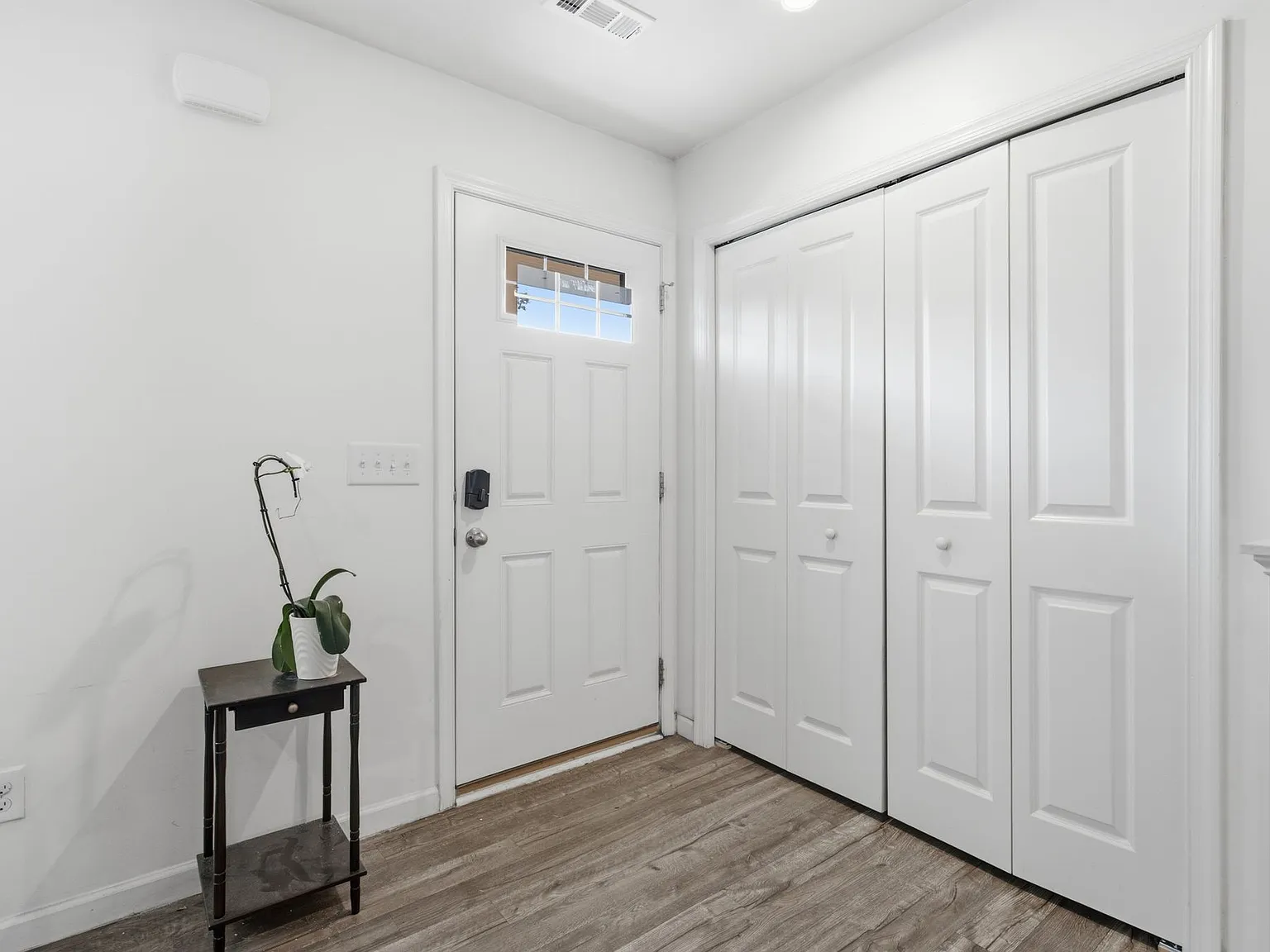 3 bed, 2.5 bath, 1220 sqft, $2,100 — Photo 2