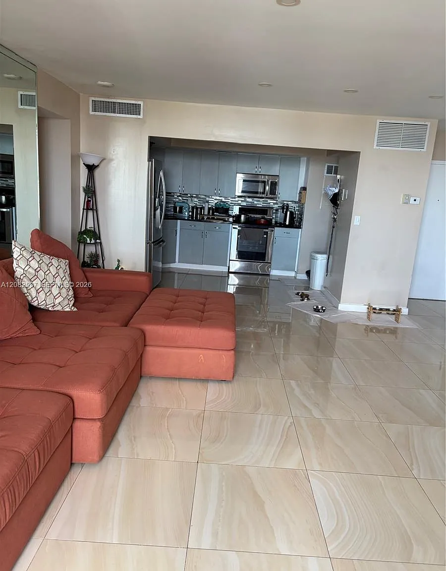 Bayview Towers Condo Sout — Photo 2
