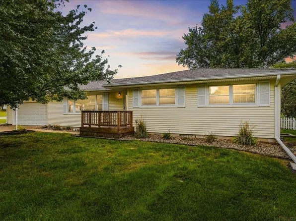 1911 Crescent Dr, Cedar Falls, IA 50613
