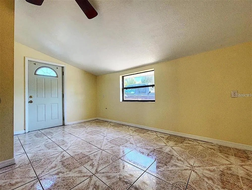 3 bed, 1.0 bath, 1156 sqft, $1,800 — Photo 3