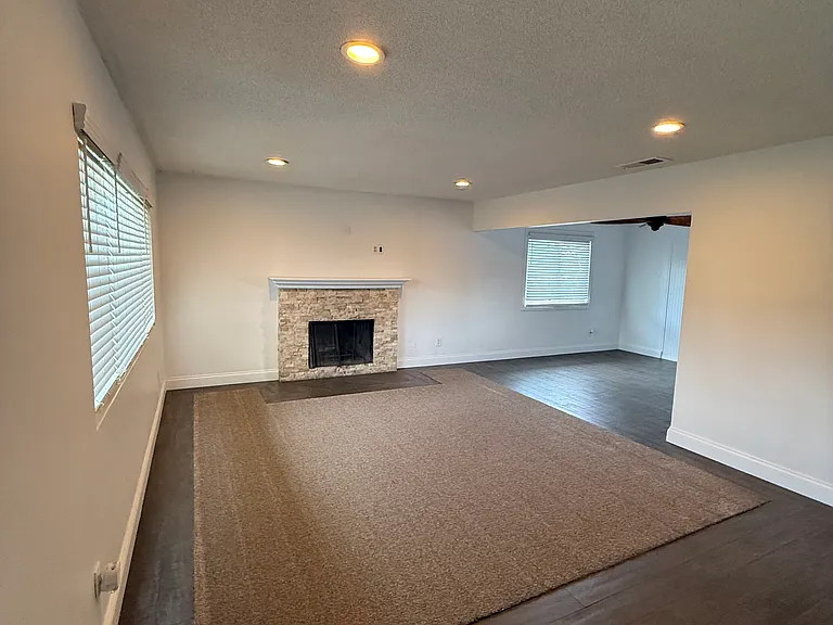 3222 W Nicolet St — Photo 2