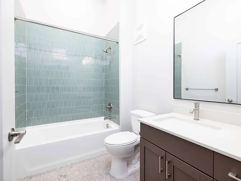 17 - Jaeger Square - Bathroom