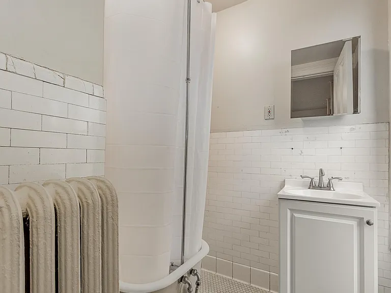 1000 Center Ave #8 — Photo 5