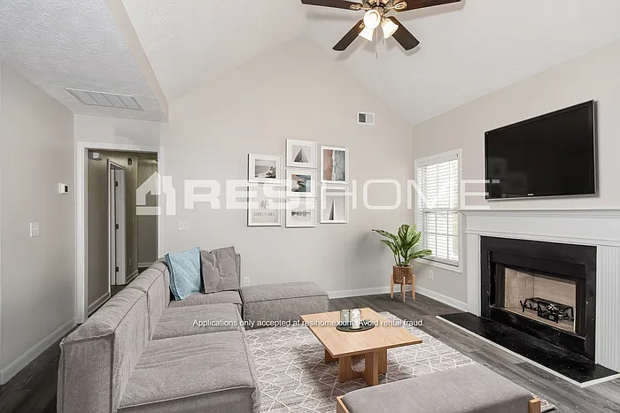 3 bed, 2.0 bath, 1210 sqft, $1,945 — Photo 4