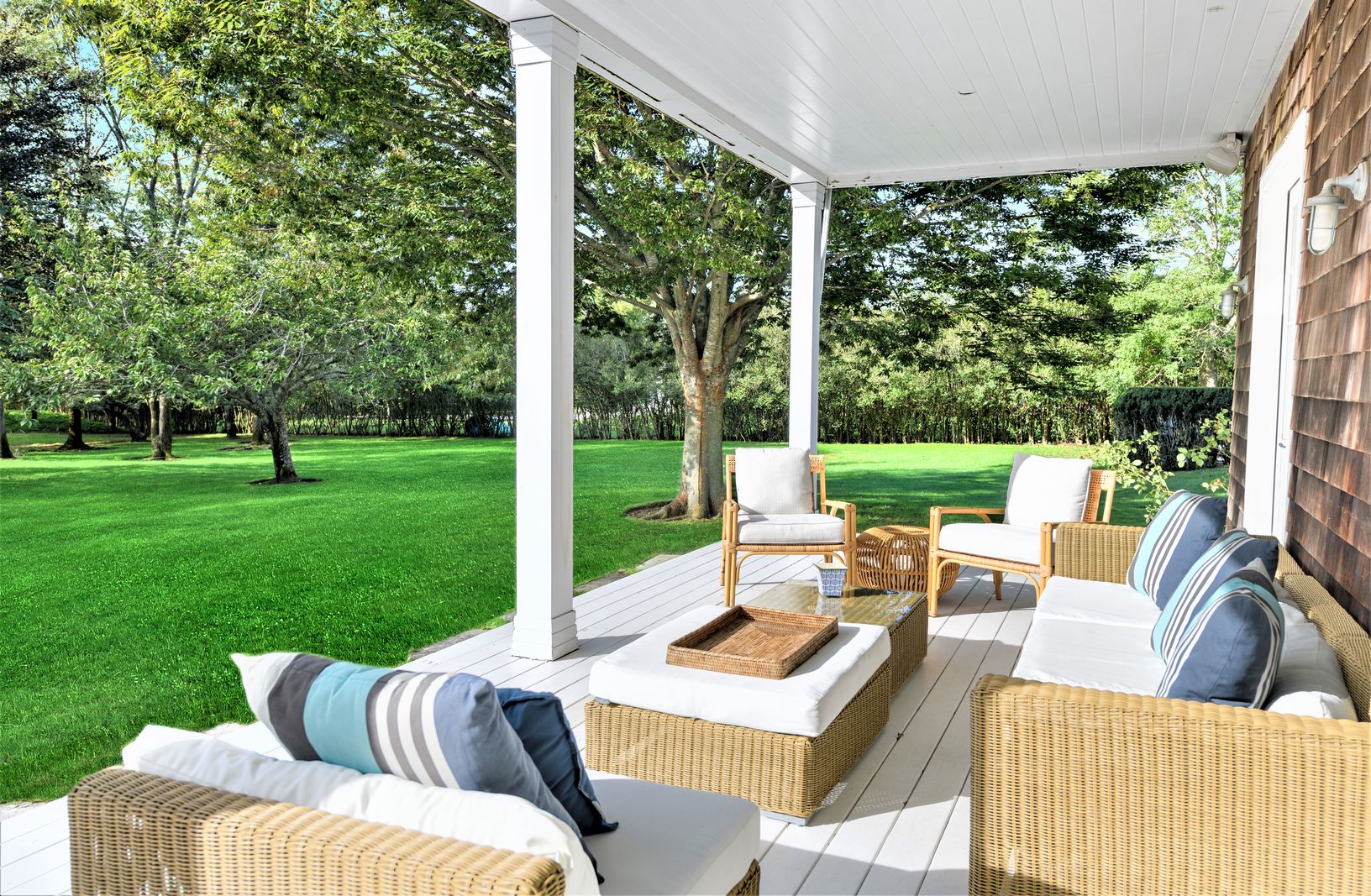  Covered porch,martini anyone?