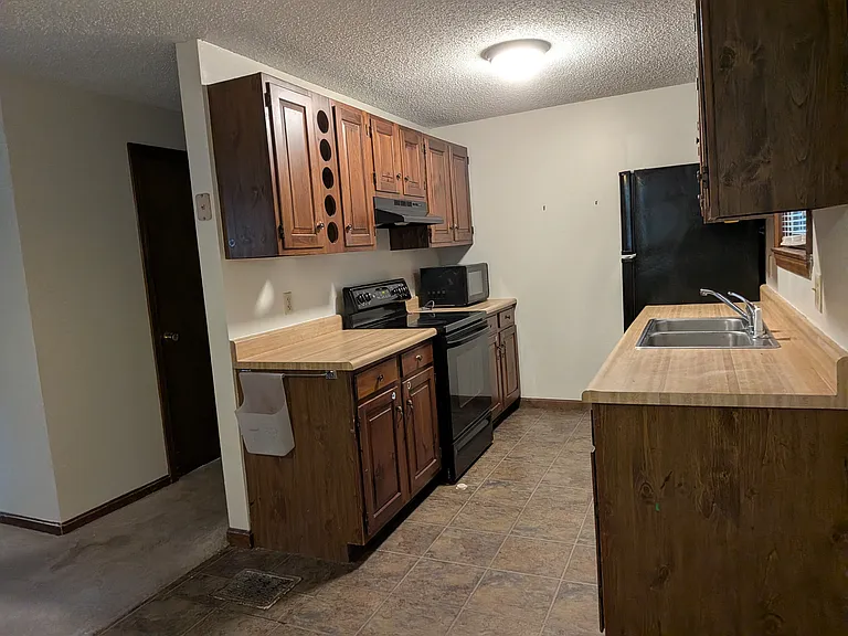 665 Memorial Dr — Photo 2