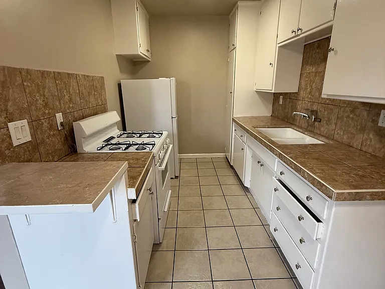 1080 Hoffman Ave #6 — Photo 4