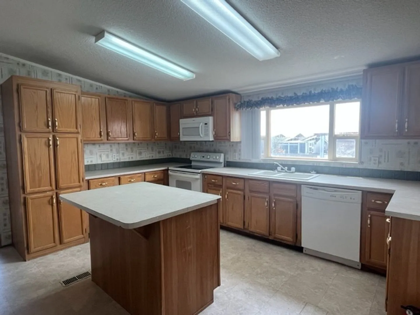 3 Bedroom - 2 Bath Home — Photo 4