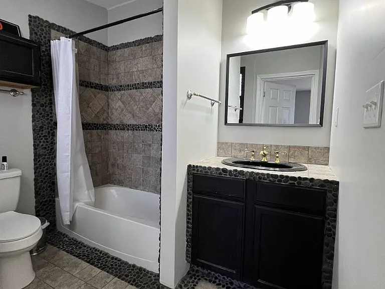 1011 E Breckinridge St — Photo 3