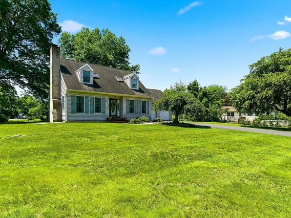 8 Edwards Dr, Wrightstown, NJ 08562