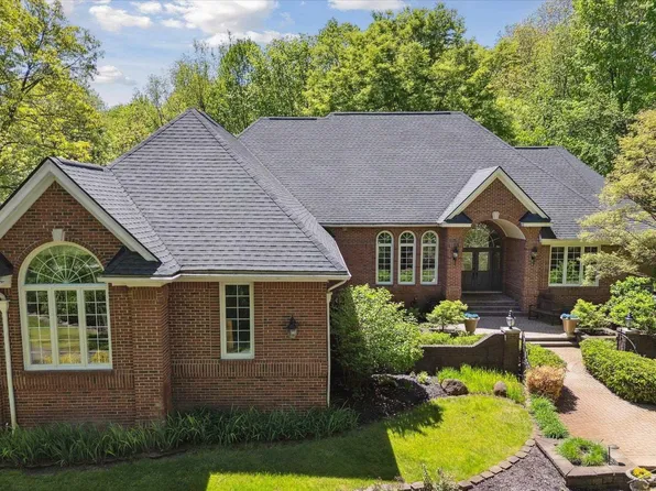 3283 Foxfire Dr, Milford, MI 48380