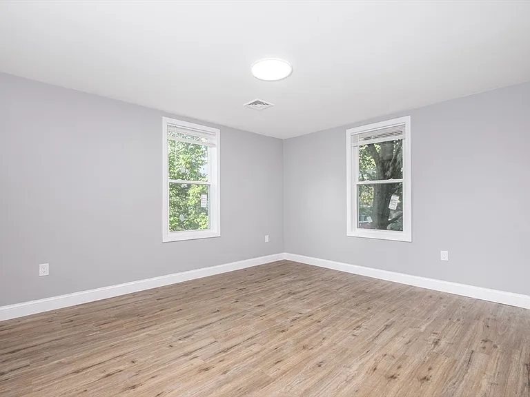 335-337 Windsor St #337 — Photo 9
