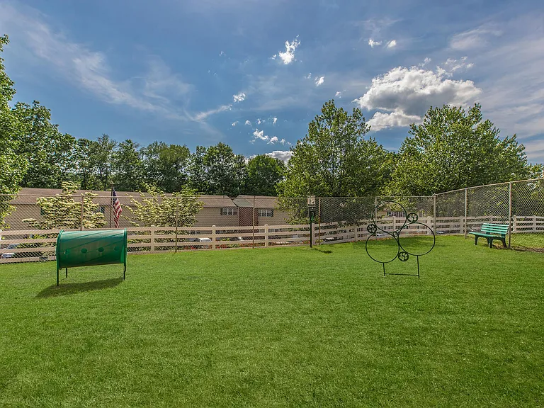 PETS LOVE THE BARK PARK