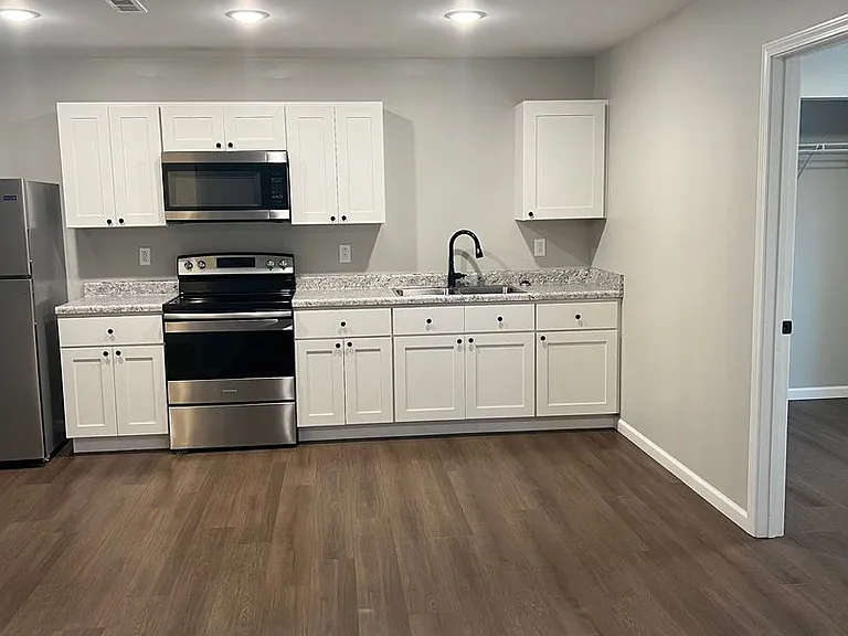 802 Crown St — Photo 14