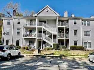 1084 Ash Dr, Mahwah, NJ 07430