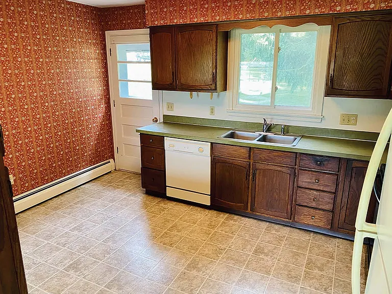 Ample eat-in kitchen