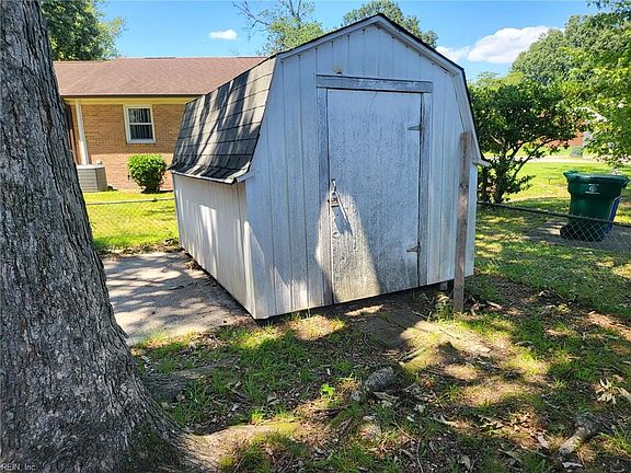 5th image of 1019 Lyndon Cir