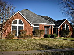 802 Lakeway Dr, Ennis, TX 75119