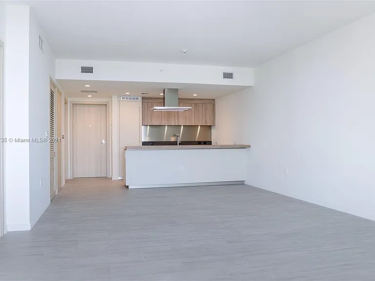 Brickell Plz — Photo 4