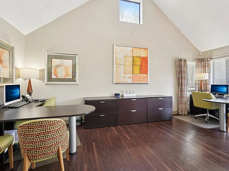 Las Palmas Apartments — Photo 24