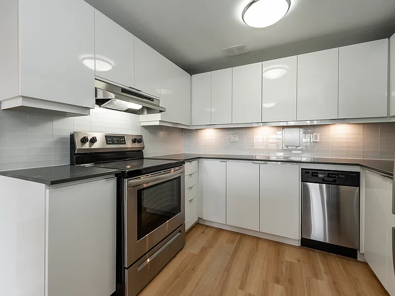 1161 Wellington St W — Photo 30