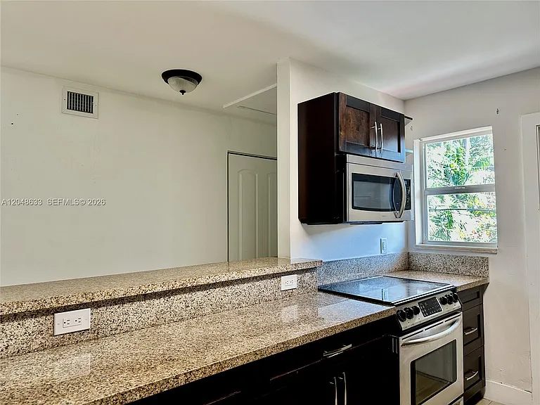 1540 SW 5th Pl #4 — Photo 6
