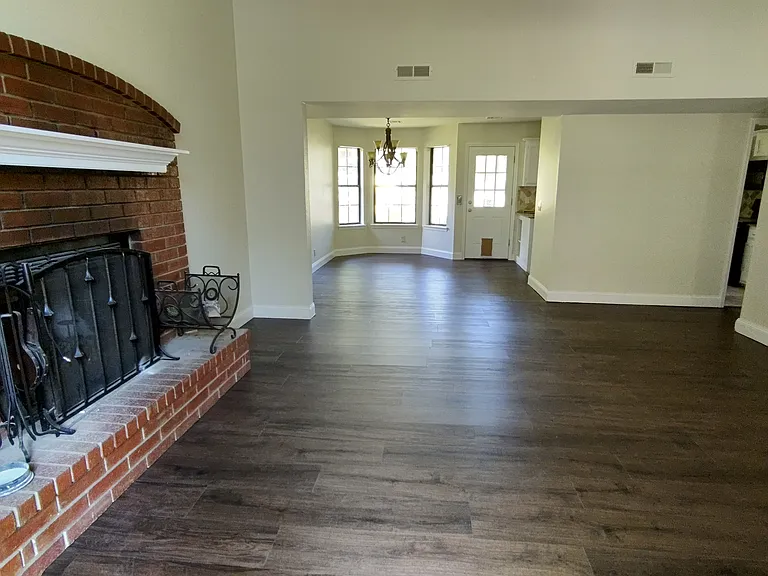5005 S Poplar Ave — Photo 4
