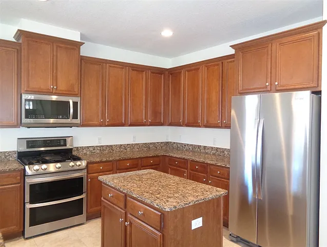 5 bed, 3.0 bath, 2813 sqft, $3,060 — Photo 2