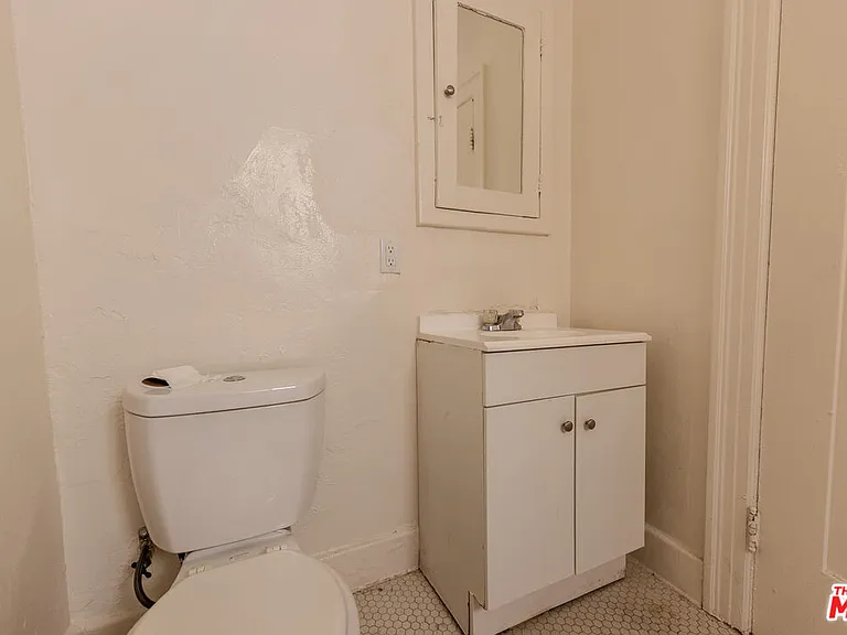 946 S Burlington Ave #212 — Photo 11