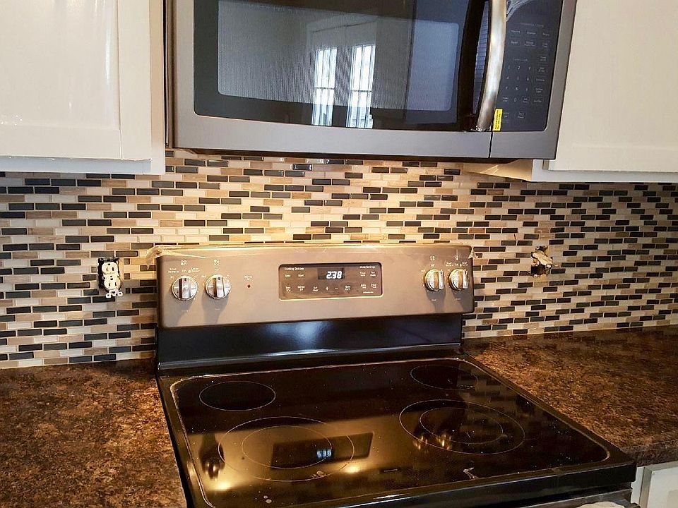 Stunning Black, White and Beige Color Scheme throughout that