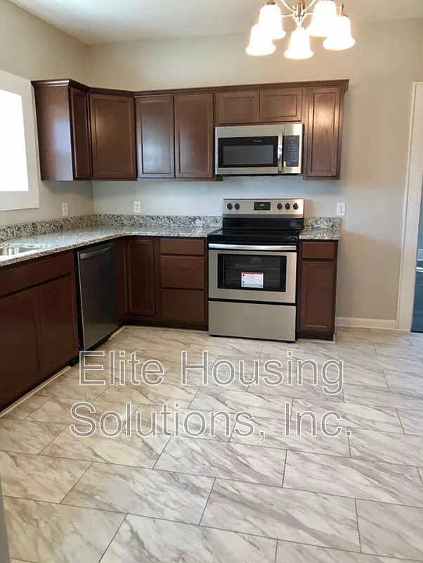 3 bed, 2.0 bath, 1889 sqft, $2,000 — Photo 2